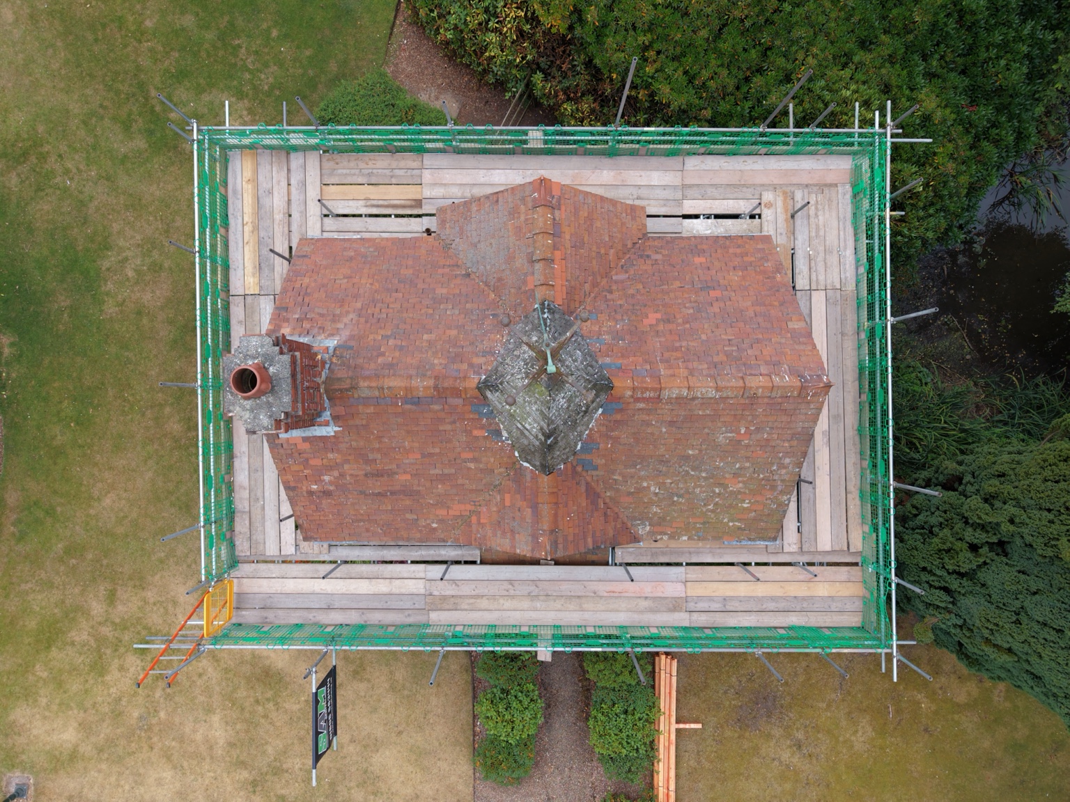 Overhead view showing scaffold platforms following all four sides of Bostock Hall boathouse