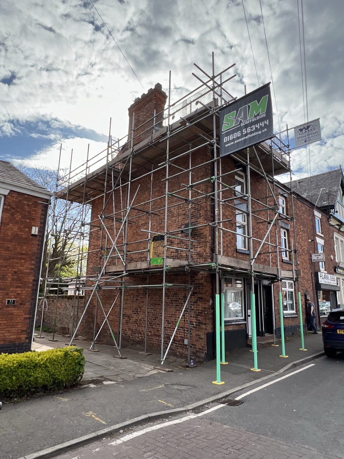Winsford: scaffolding for re-roof with pavement licence